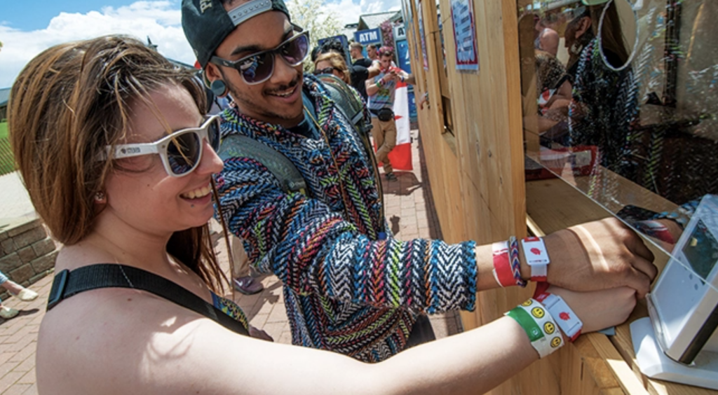 rfid-wristbands-at-festival